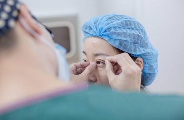 我们在选择双眼皮切割手术的时候，我们必须要选择好适合自己的医生和医院